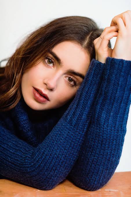 Lily Collins — #6 Las actrices más bonitas de Hollywood de 2026